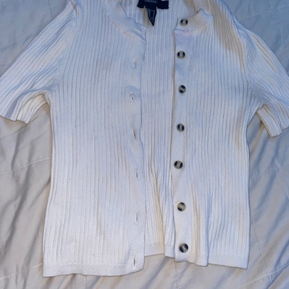 Cute White cropped Button Up Top - Picture 2 of 3